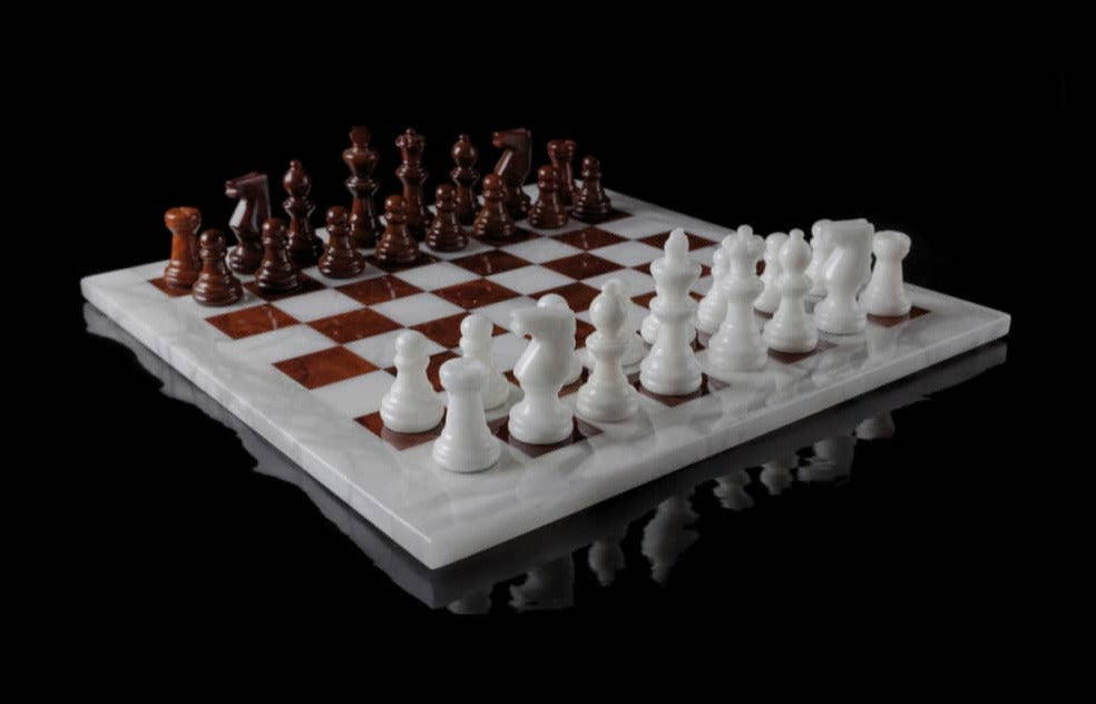 Jeu d'échecs en albâtre blanc et marron