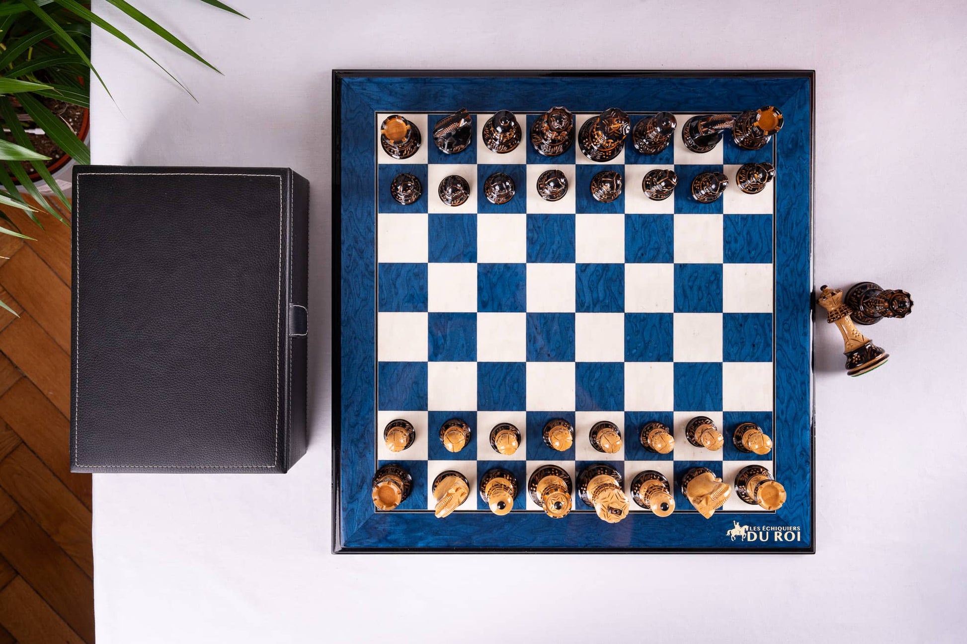 Jeu d'Échecs Bleu Impérial <br>en Loupe de Frêne