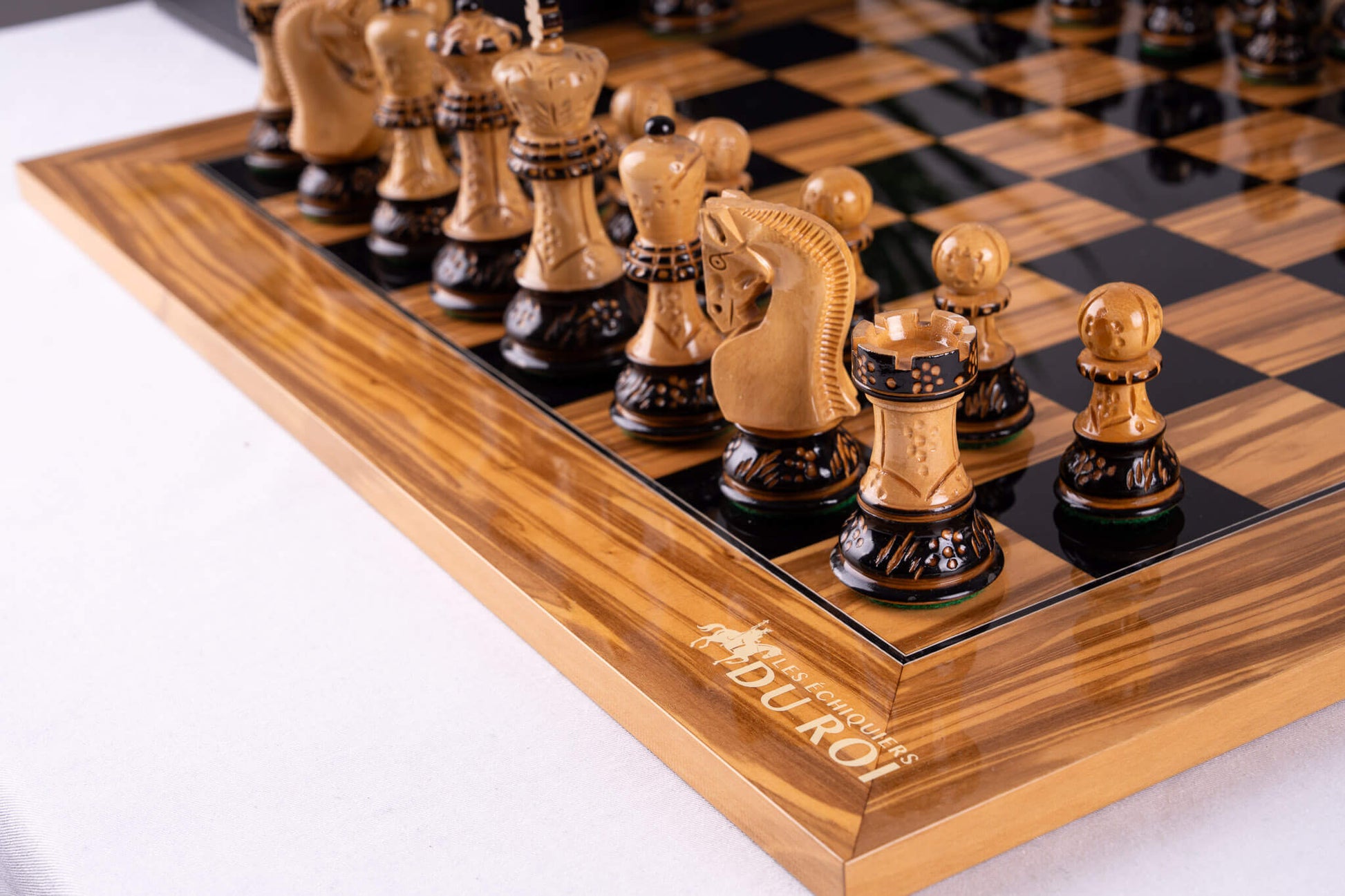 Jeu d'Échecs Œuvre <br>en Bois d'Olivier