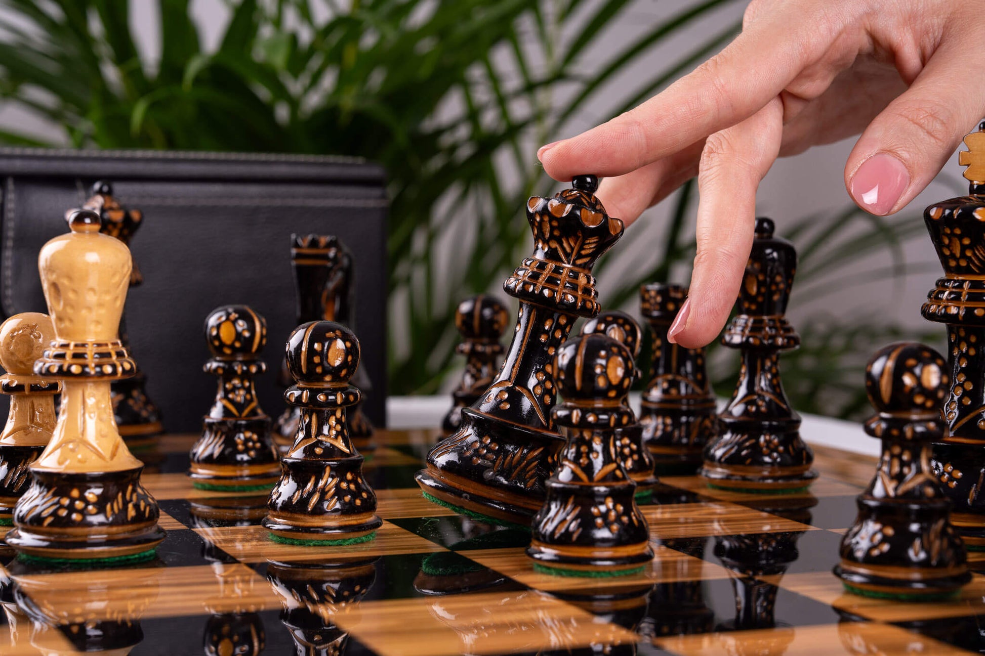 Jeu d'Échecs Œuvre <br>en Bois d'Olivier
