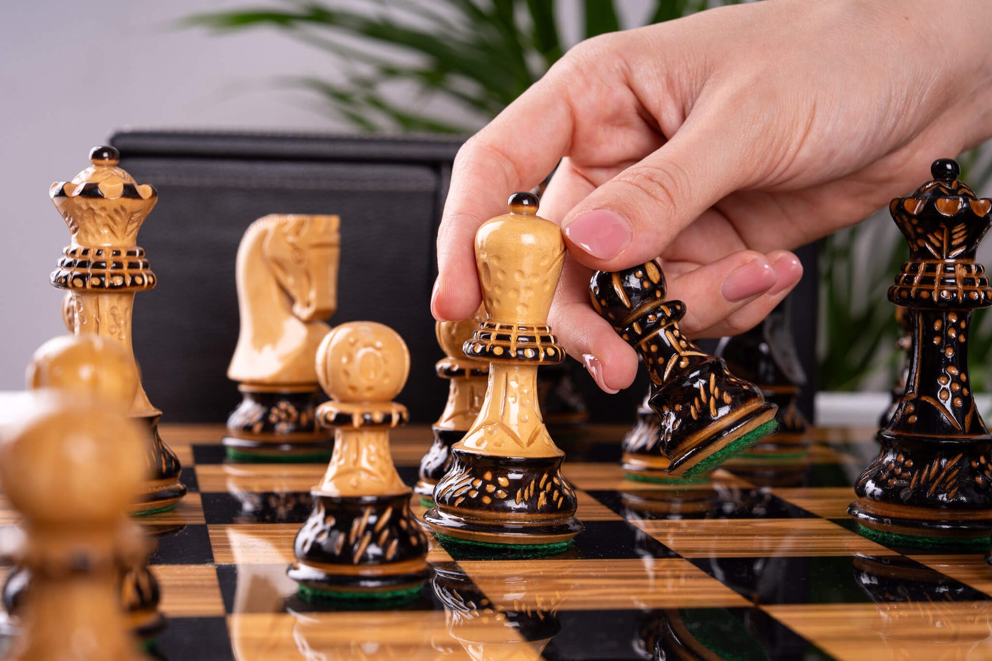 Jeu d'Échecs Œuvre <br>en Bois d'Olivier