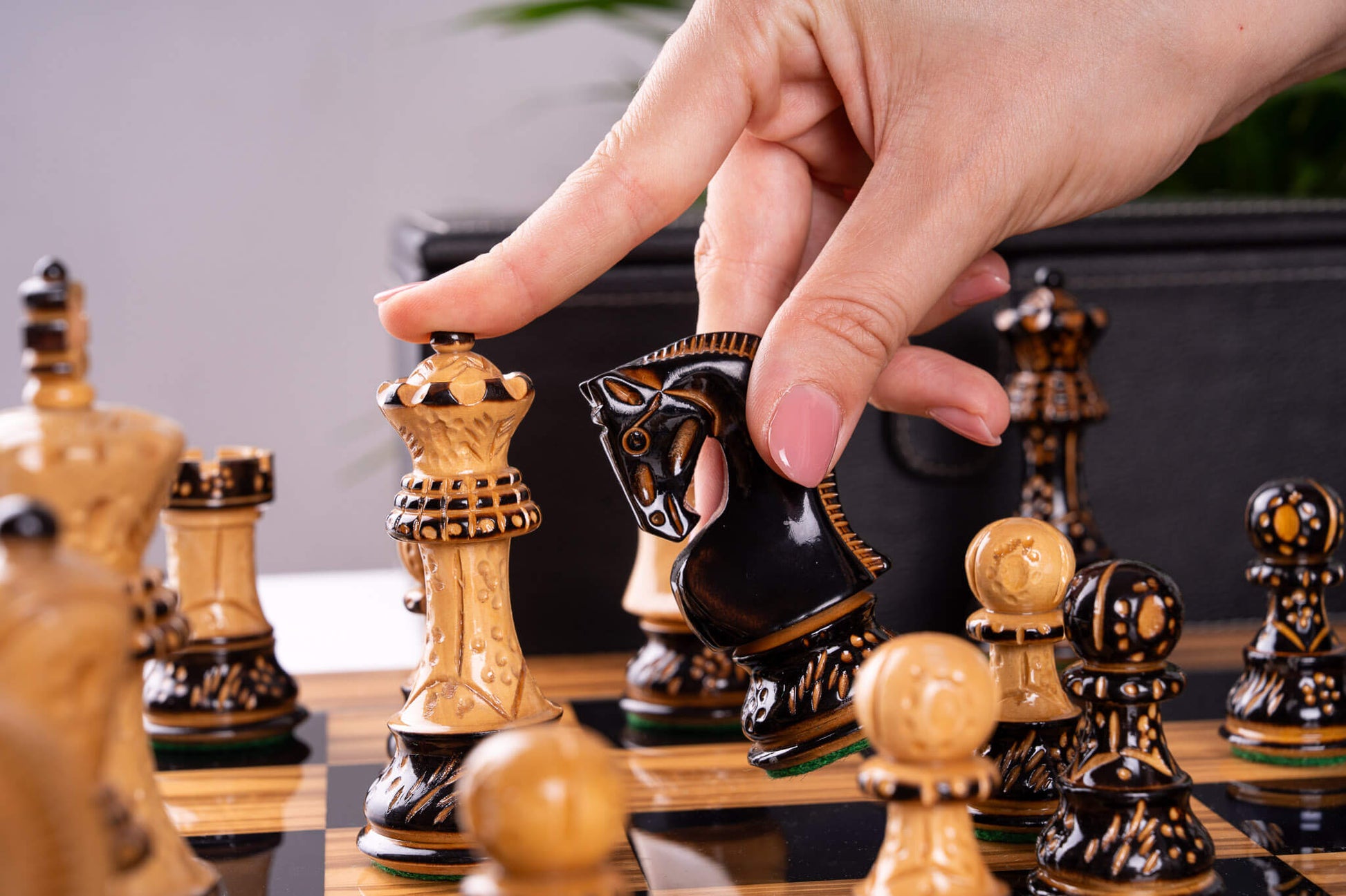 Jeu d'Échecs Œuvre <br>en Bois d'Olivier