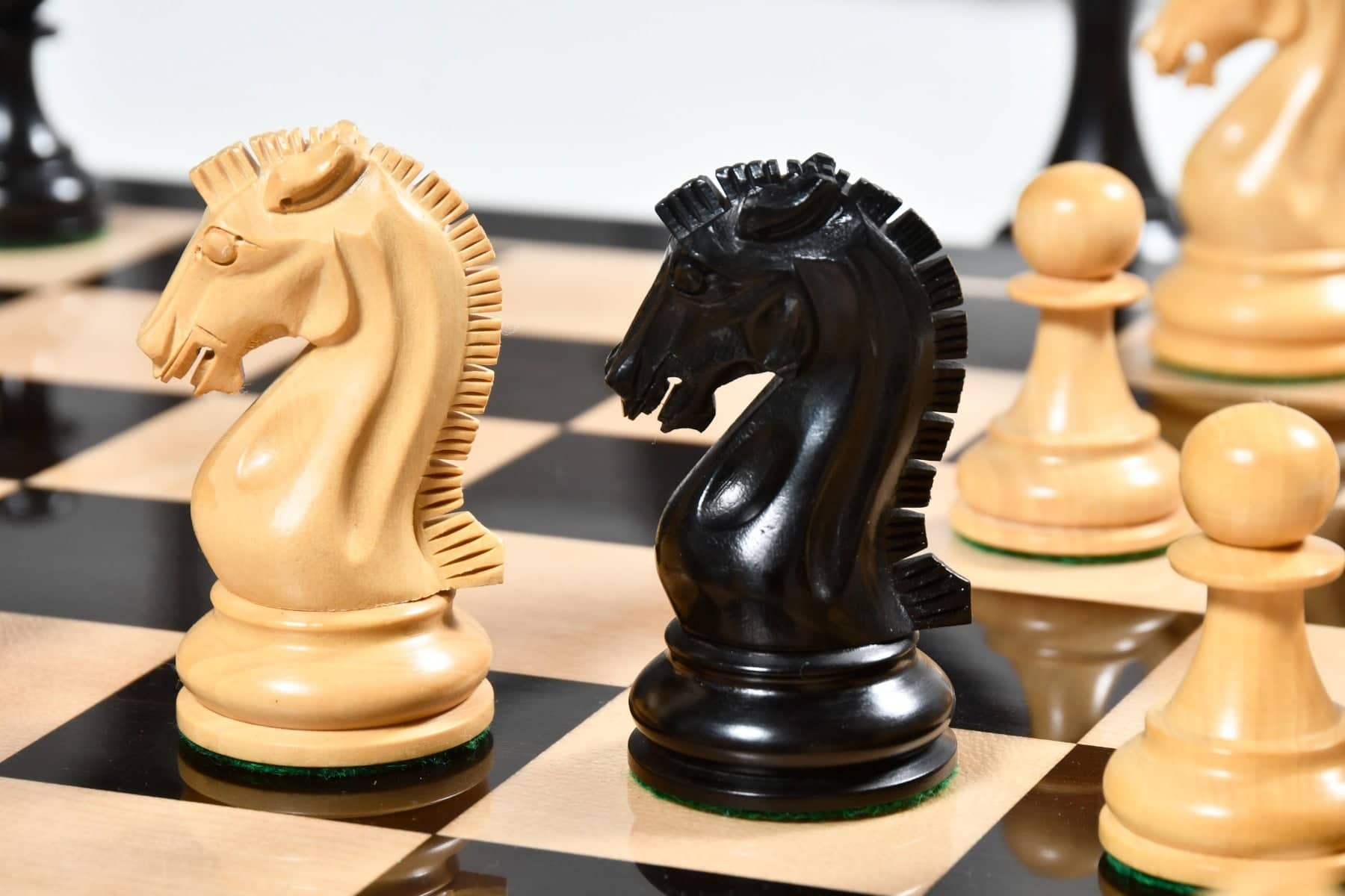Pièces d'Échecs Dynastie <br>en Bois d'Ébène