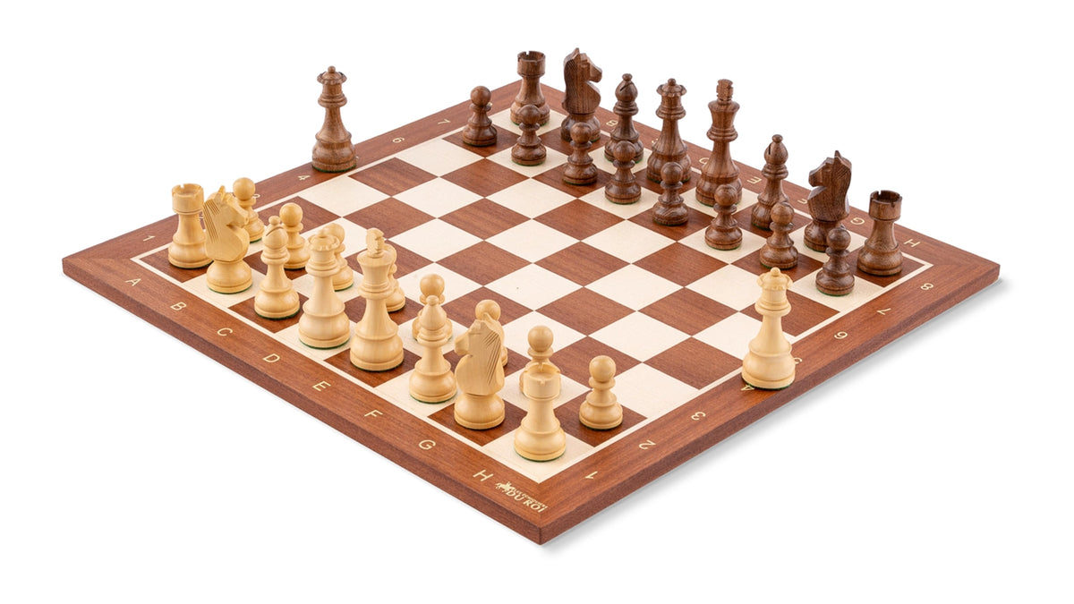 Jeu d'Échecs Délicatesse en Bois d'Acajou — vue générale sur fond blanc