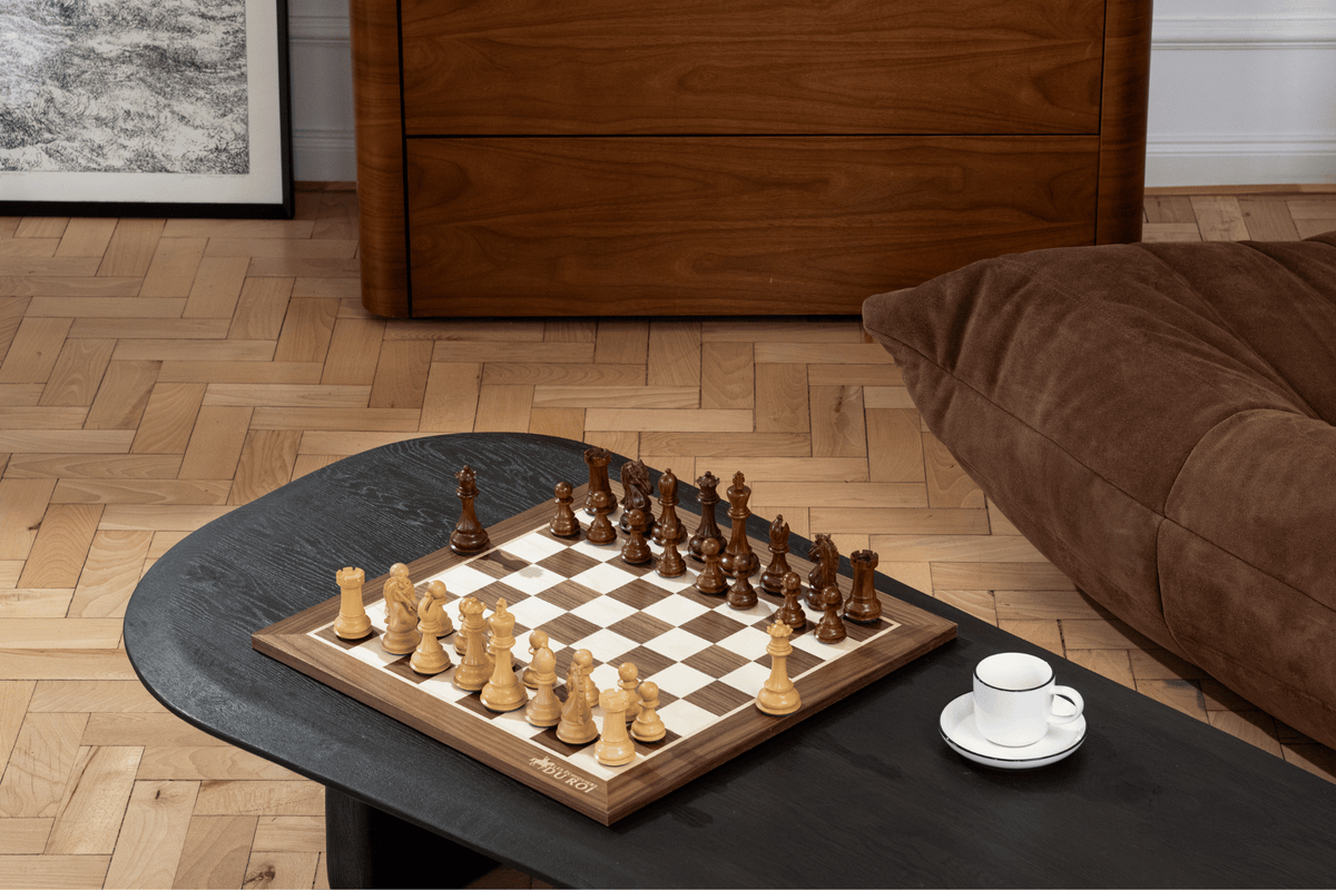 Jeu d’échecs Dynastie — mise en scène dans un intérieur