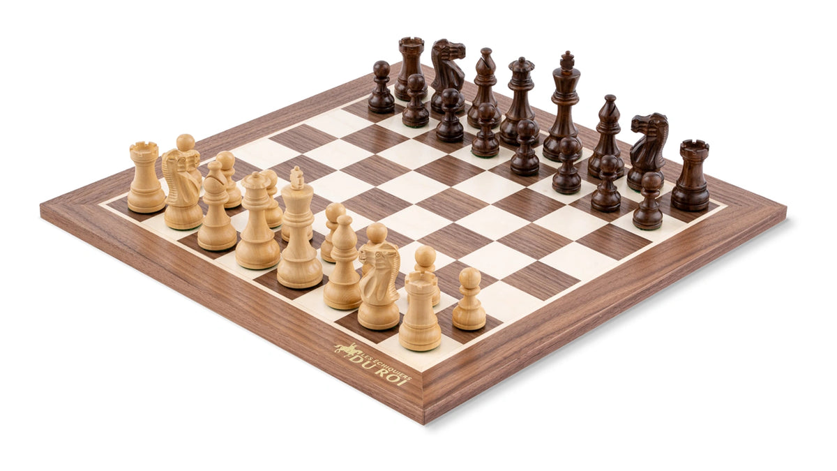 Jeu d'Échecs Élite en Bois de Noyer — vue générale sur fond blanc