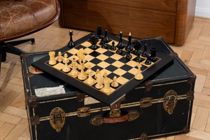 Jeu d’échecs Gambit Royal — mise en scène dans un intérieur