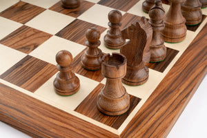 Jeu d'échecs Gloire en bois de palissandre — détail des pièces foncées