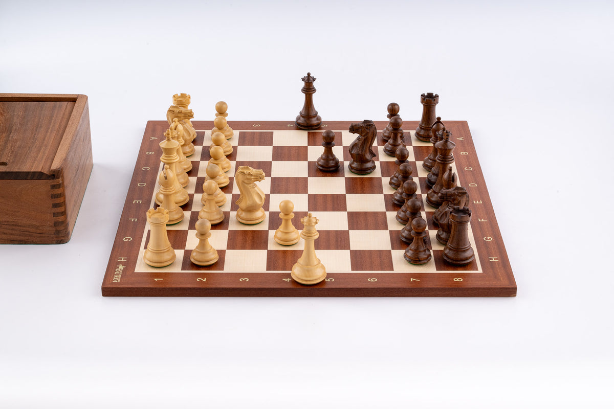 Jeu d’échecs Lauriers en bois de buis et acajou — vue de face
