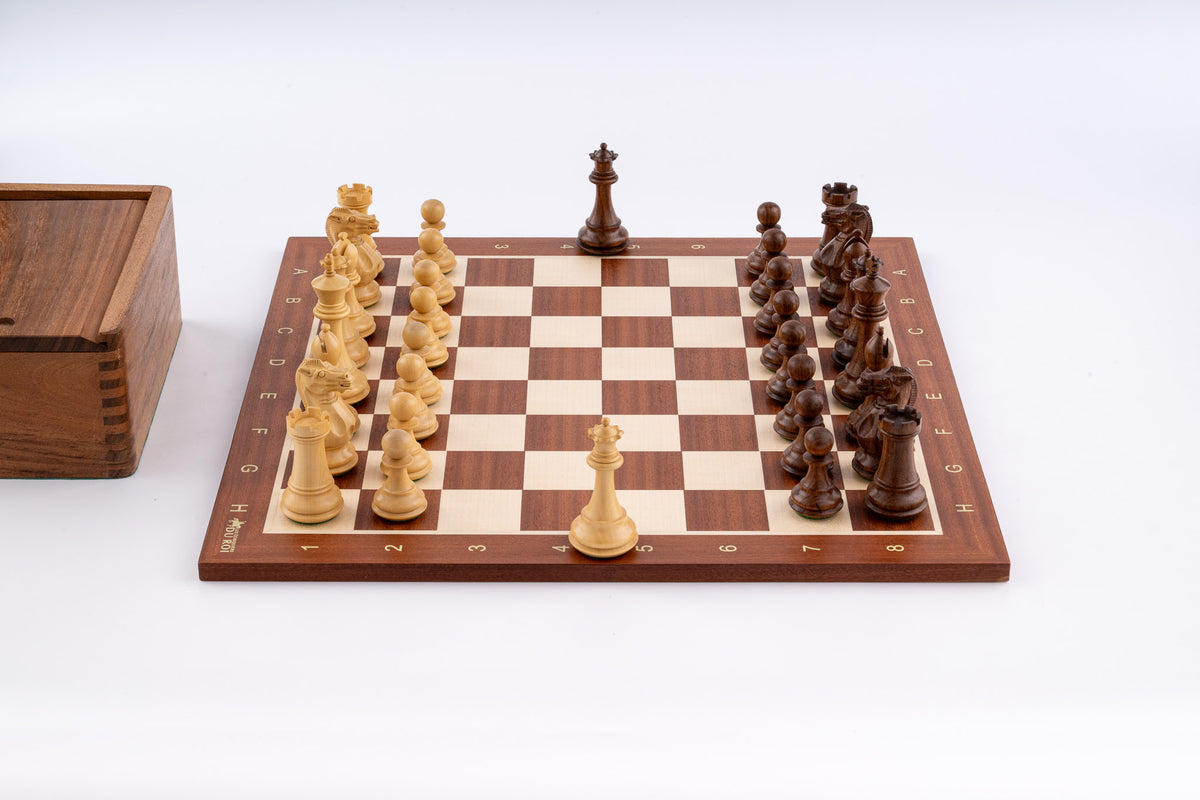 Jeu d’échecs Lauriers en bois de buis et acajou — vue d’ensemble avec boîte