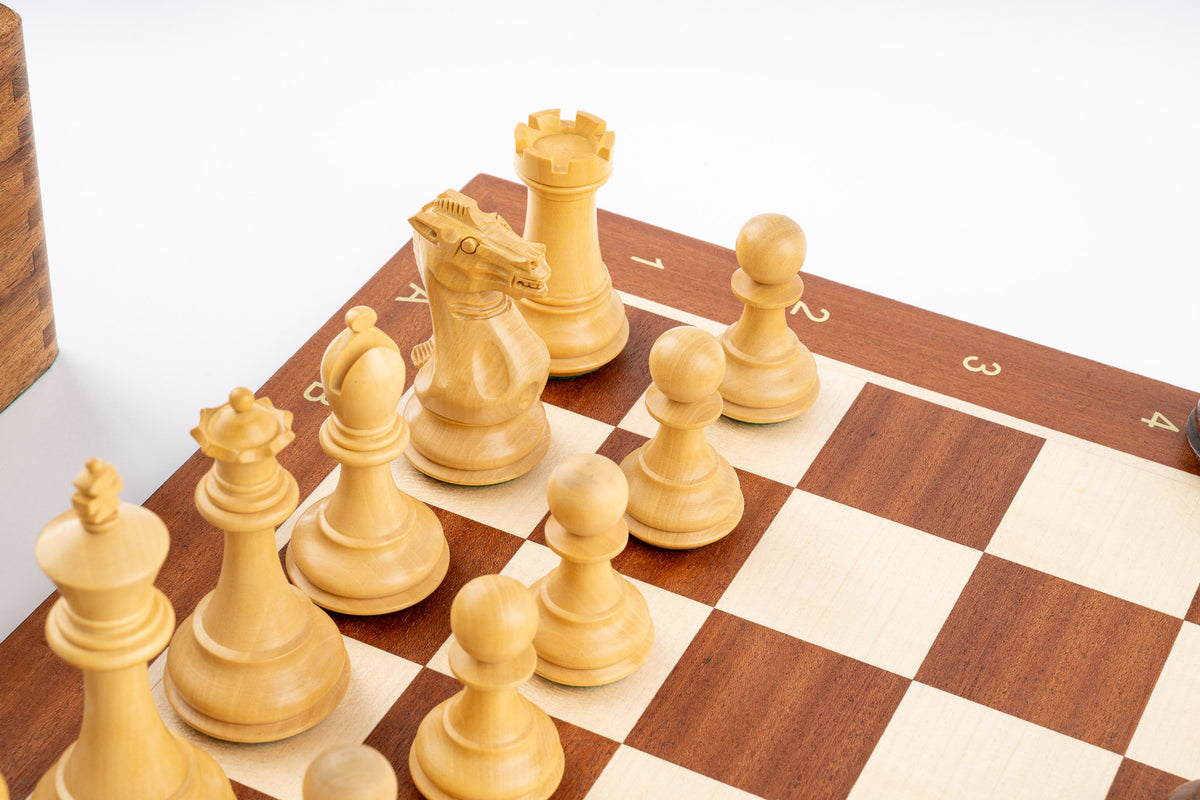 Jeu d’échecs Lauriers en bois de buis et acajou — détail du plateau et des pièces claires