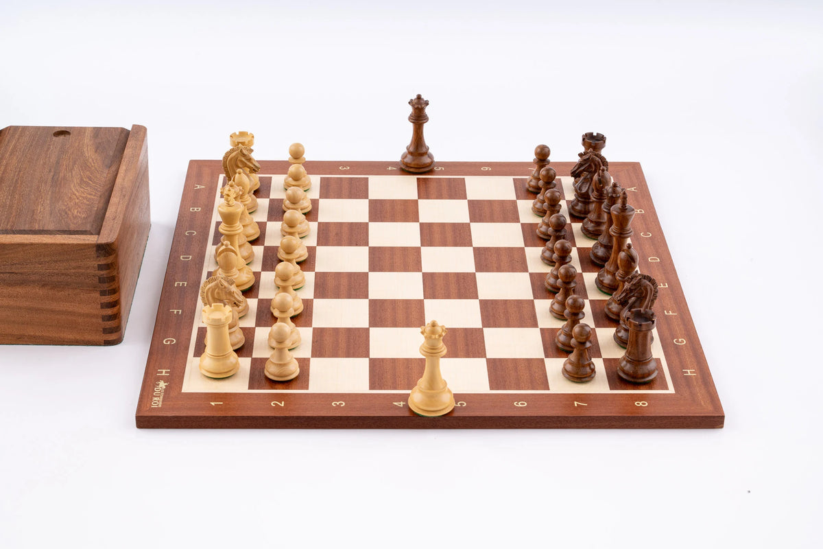 Jeu d'échecs Régence en bois d'acajou — ensemble avec boîte