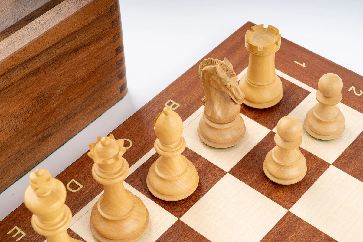 Jeu d'échecs Régence en bois d'acajou — pièces claires