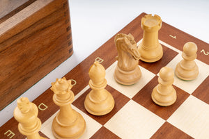 Jeu d'échecs Régence en bois d'acajou — pièces claires