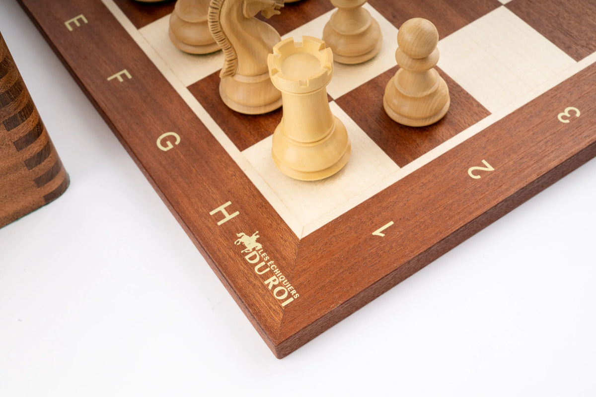Jeu d'échecs Régence en bois d'acajou — détail du plateau et du logo