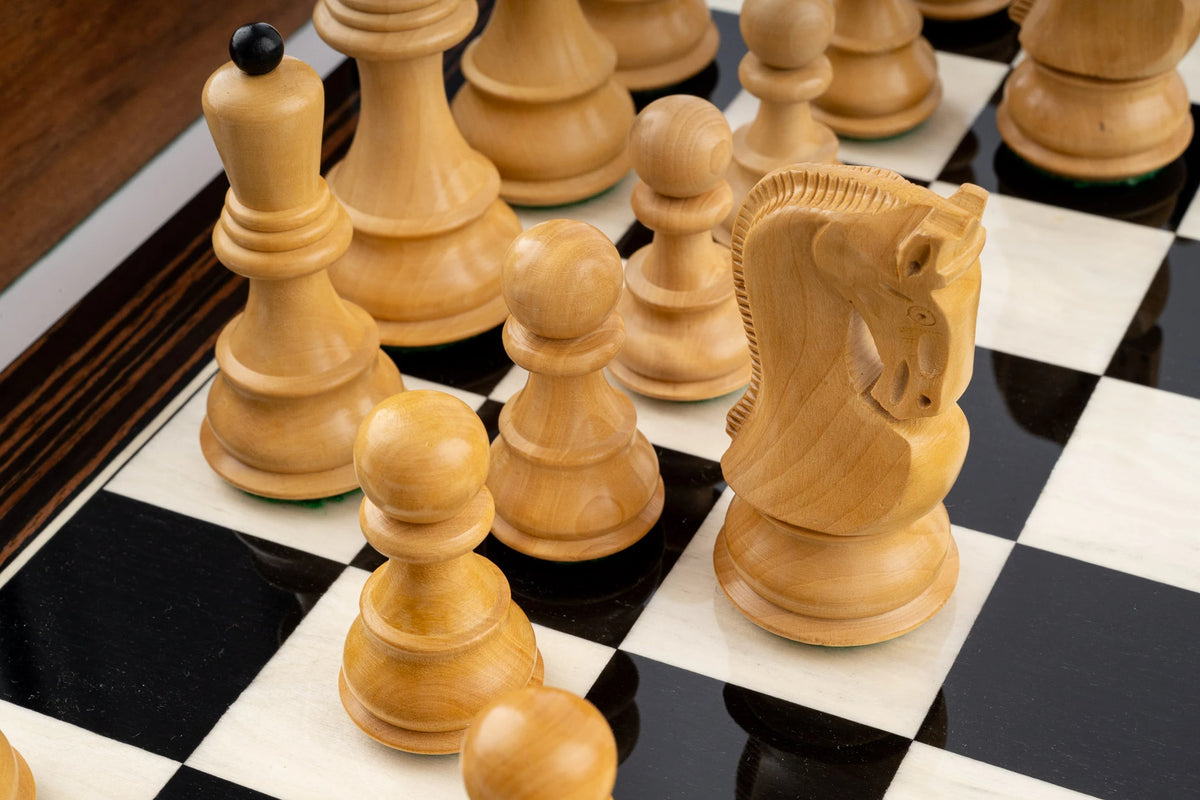 Jeu d'Échecs Trésor en Bois d'Ébène et Buis — Détail 3