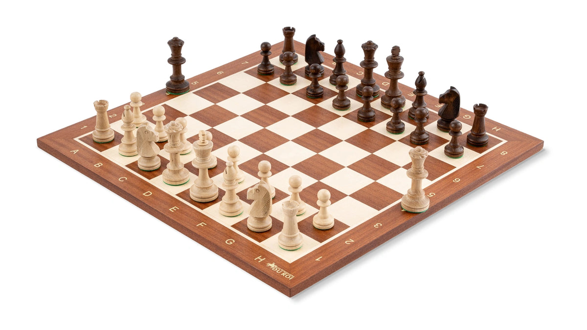 Jeu d'Échecs Victoire en Bois d'Acajou — vue générale sur fond blanc