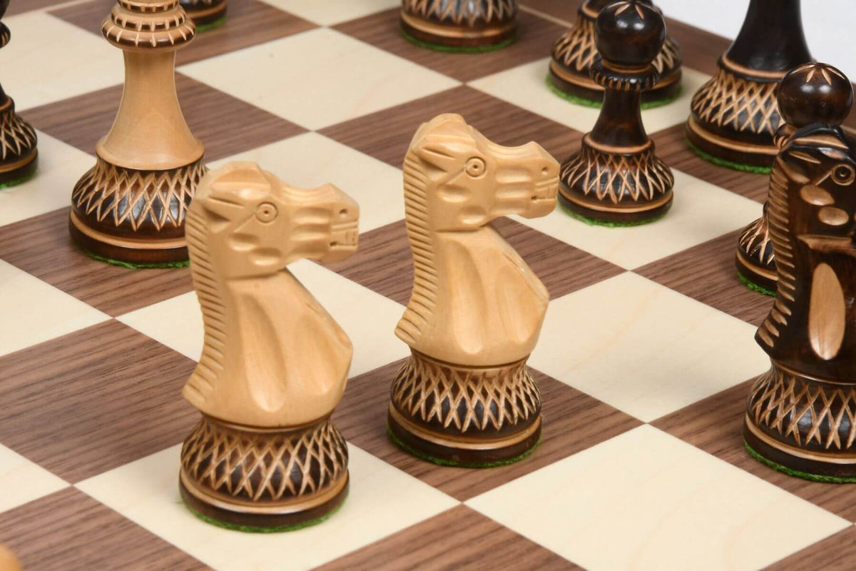 Echiquier en Bois Brûlé avec Cavaliers Blancs