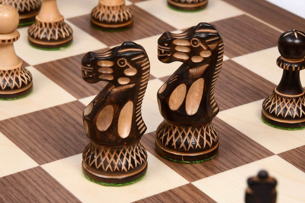 Echiquier en Bois Brûlé avec Cavaliers Noirs