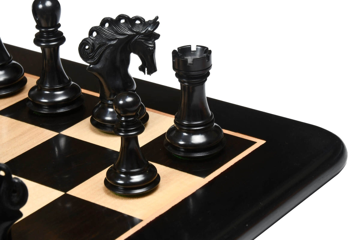 Échiquier en Bois Noir Tour