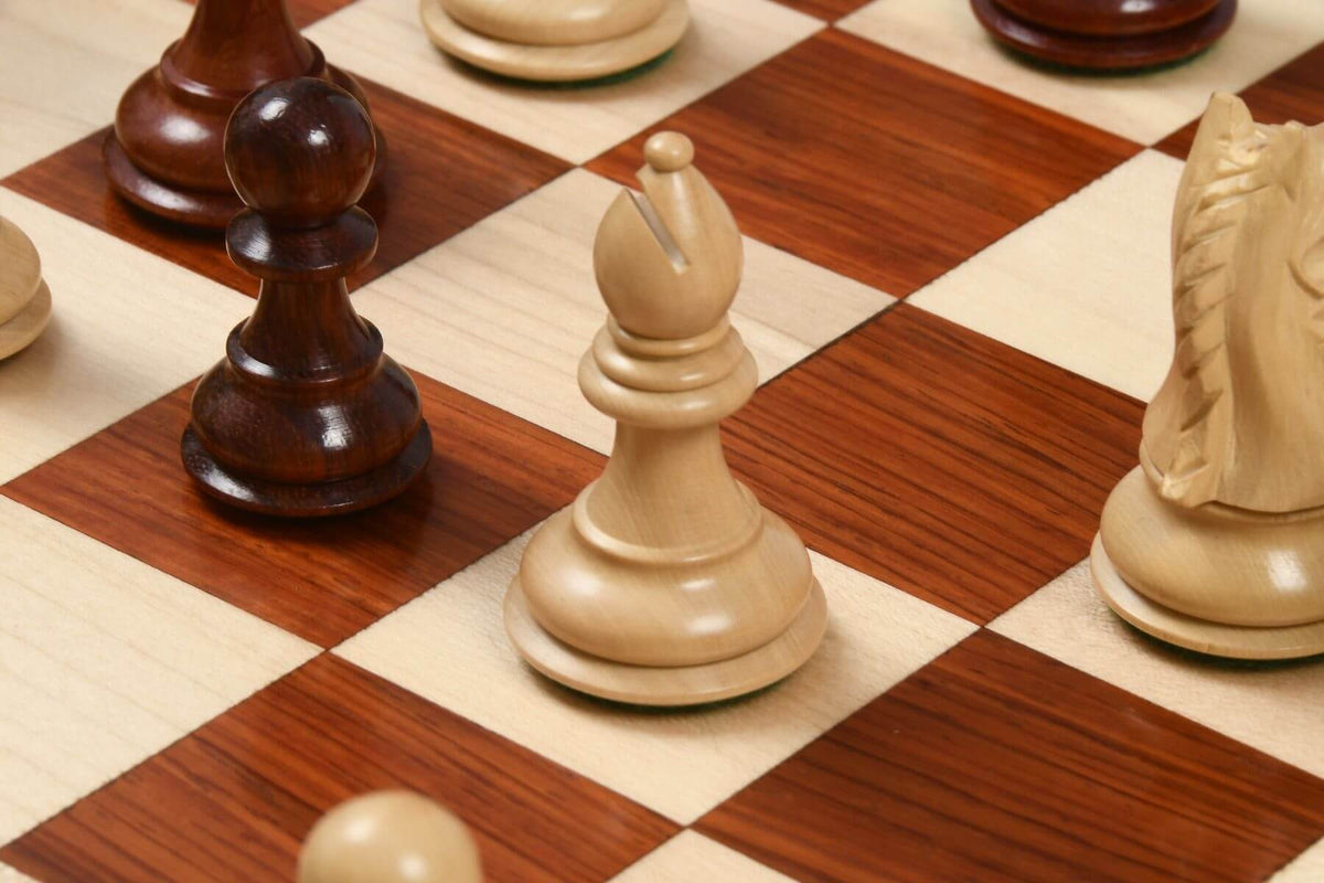 Échiquier Contemporain <br>avec Pièces en Bois de Rose