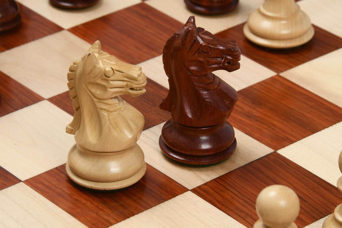 Échiquier Contemporain <br>avec Pièces en Bois de Rose