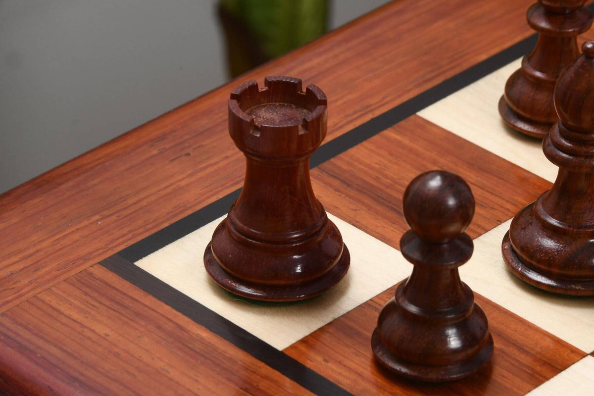 Échiquier Contemporain <br>avec Pièces en Bois de Rose