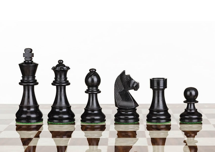 Echiquier avec Pièces Noires de Fabrication Artisanale et Européenne