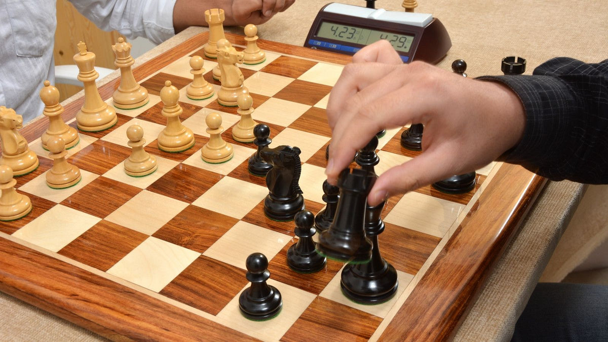 Jeu d'Echecs avec Pièces avec Tours Noires