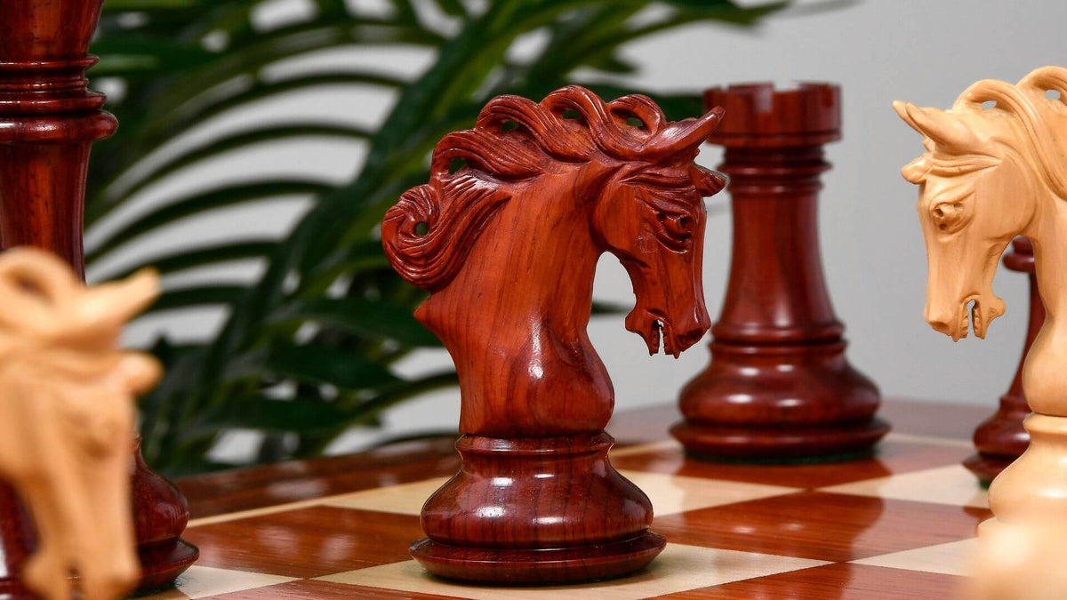 Jeu d'Echecs Luxueux en Bois de Rose avec ses Cavaliers Noirs