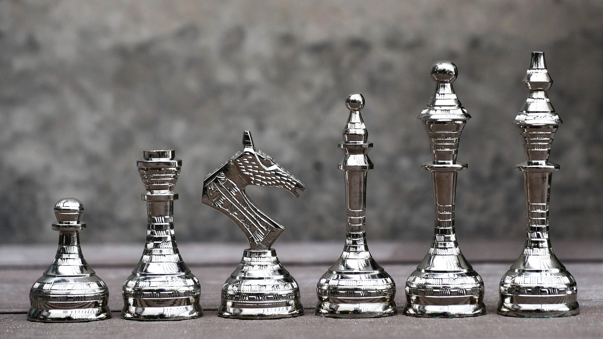 Pièces d'Échecs en Métal Fabrication Artisanale